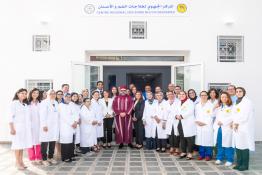 Image du Maroc Professionnelle de  Sa Majesté le Roi Mohammed VI pose pour une photo souvenir après avoir présidé l'inauguration du Centre régional des soins bucco-dentaires, le 16 Mai 2019. (Photo/ SPPR) via Jalilbounhar.com 